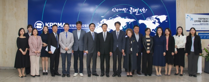 지난 2일 서울 서초구 방배동 제약회관에서 한국제약바이오협회 의약품광고심의위원회 구성원 등이 단체 사진을 촬영하고 있다. 사진=제약바이오협회 제공