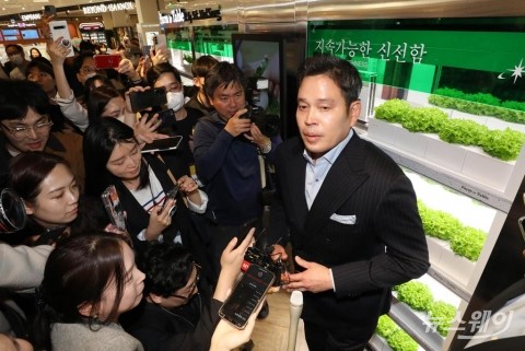 정용진 신세계그룹 회장 승진···&quot;격변하는 시장 정면 돌파&quot;(종합)