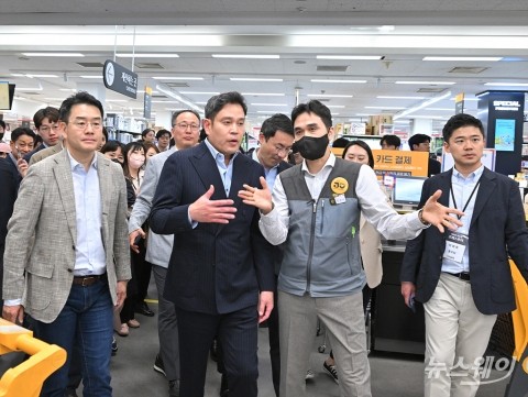 리뉴얼 이마트 찾아 '둘러보고 물어보고 소통'하는 정용진 부회장