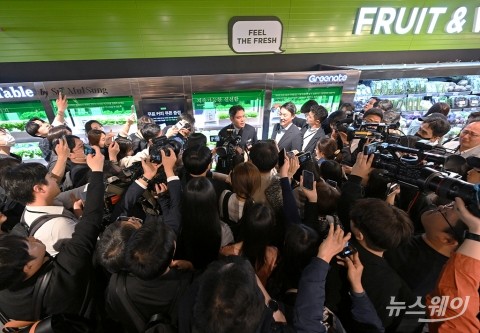 '미래형 마트'추진한 정용진 부회장에 쏠린 관심