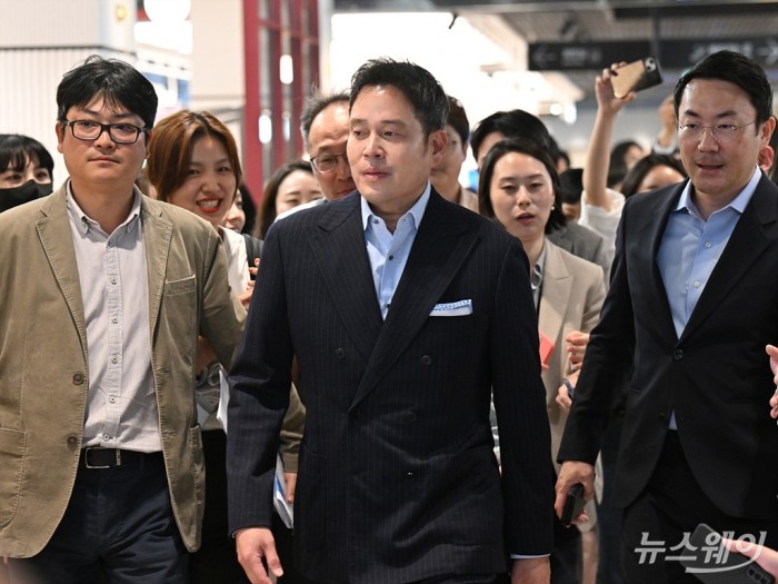 정용진 신세계 부회장이 3일 오후 리뉴얼 오픈한 인천 연수구 이마트 연수점을 방문해 둘러보고 있다. 사진=이수길 기자 Leo2004@newsway.co.kr