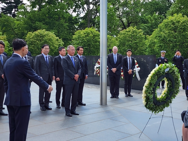 정의선 현대차그룹 회장, 미국서 한국전 참전용사 기념비 참배