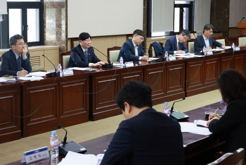 &quot;시장금리 오를 때 대출이자 제한&quot;...당국, 은행 금리산정체계 들여다본다