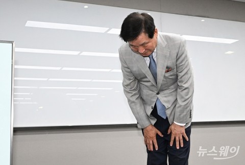 고개 숙인 김익래 회장, 긴급 기자회견 나선 이유