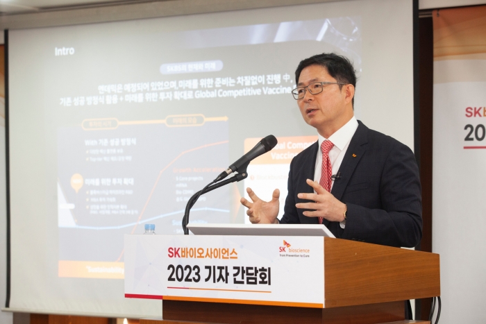 4월 28일 한국프레스센터에서 열린 SK바이오사이언스 2023 기자간담회에서 안재용 사장이 발표하고 있다. 사진=SK바이오사이언스 제공