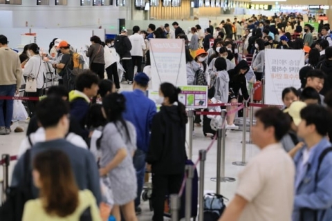 &quot;2만명 발 묶였다&quot;···'무더기 결항' 제주공항, 운항 일부 재개