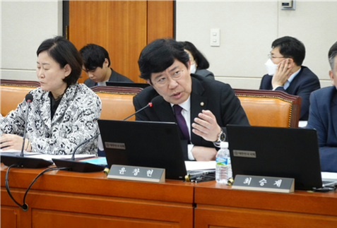 윤창현 의원 &quot;주가조작 시 10년 거래 정지&quot;···'원스트라이크 아웃제' 도입