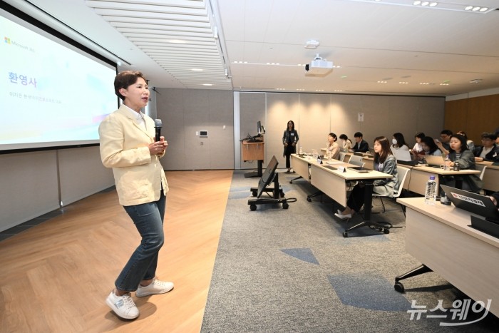 이지은 한국마이크로소프트 대표가 10일 오전 서울 종로구 더케이트윈타워에서 열린 '업무 동향 지표 2023: AI가 가져올 업무 혁신' 기자간담회에서 환영사를 하고 있다. 사진=강민석 기자 kms@newsway.co.kr