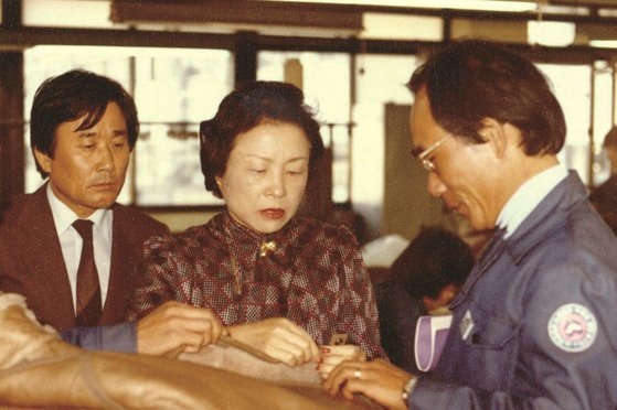 1976년 김순일 여사(가운데)가 직원들과 자재 검수를 하고 있다. 사진=SPC 제공