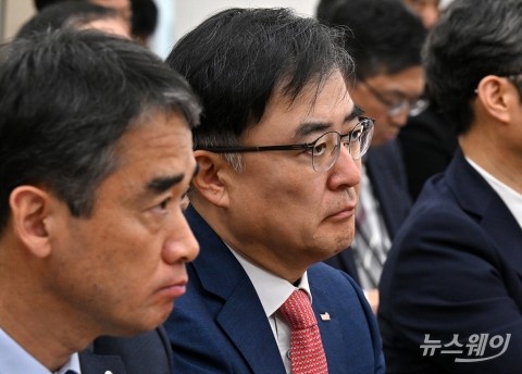 국회 정무위 전체회의 참석한 함용일 부원장과 손병두 이사장