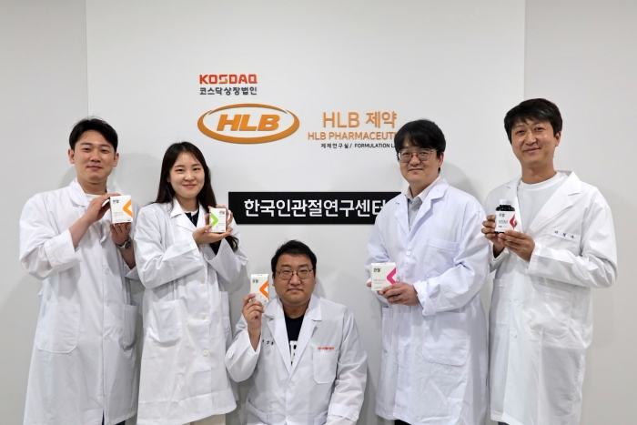 홍준기 HLB제약 한국인관절연구센터 센터장(좌에서 네번째)이 연구원들과 함께 기념사진을 촬영하고 있다. 사진=HLB제약 제공