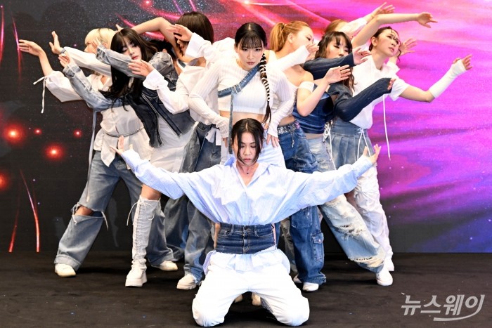 댄서 그룹 프라우드먼이 13일 오전 서울 서초구 신세계 센트럴시티에서 열린 홍콩국제공항의 '월드 오브 위너스(World of Winners)' 캠페인 론칭 행사에서 축하 공연을 선보이고 있다. 사진=강민석 기자 kms@newsway.co.kr