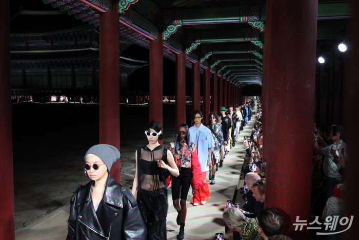 이탈리아 명품 브랜드 구찌가 16일 서울 경복궁 근정전에서 '구찌 2024 크루즈 패션쇼'를 열었다. 모델들이 옷을 선 보이며 런웨이를 하고 있다. 사진=사진공동취재단