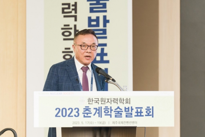 황주호 한국수력원자력(한수원) 사장이 18일 제주국제컨벤션센터에서 열린 '2023 한국원자력학회 춘계학술발표회' 개막식에 참석해 특별강연을 하고 있다. 사진=한국수력원자력 제공