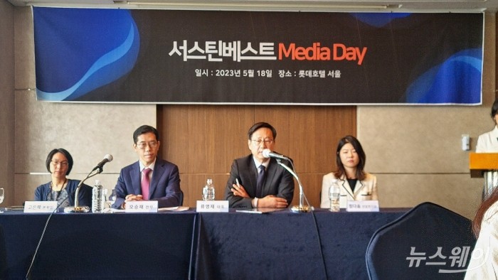 류영재 서스틴베스트 대표(왼쪽 세 번째)가 18일 서울 소공동 롯데호텔에서 열린 '서스틴베스트 미디어데이'에서 ESG 투자와 관련된 의견을 전달하고 있다. 사진=정백현 기자 andrew.j@newsway.co.kr