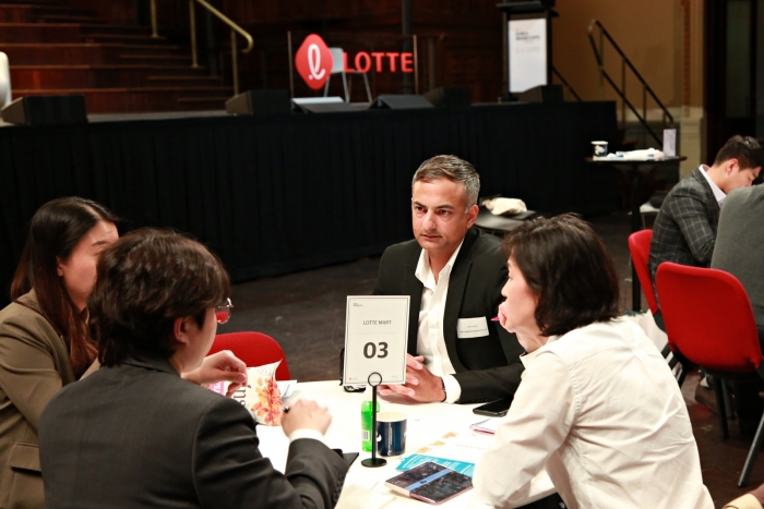 호주 시드니에서 열린 '롯데-대한민국 브랜드 엑스포' 현장에서 국내 기업들과 현지 바이어들의 수출 상담회가 진행되고 있다. 사진=롯데홈쇼핑 제공