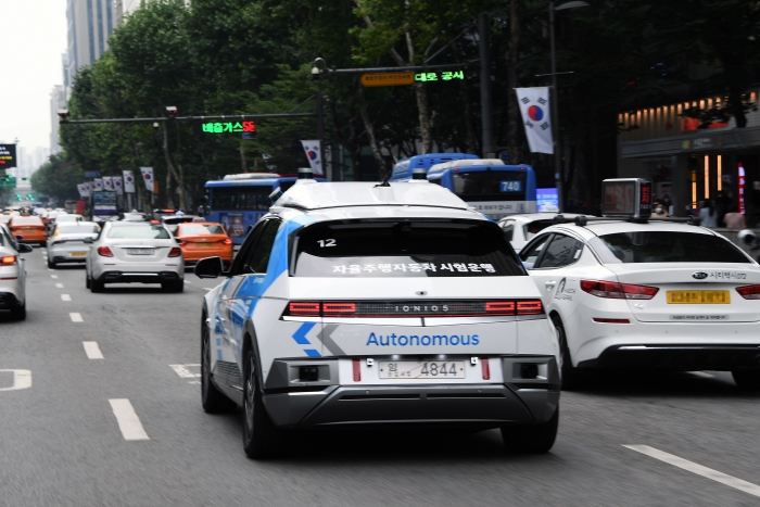 지난해 6월 서울 강남 일대 도로에서 자율주행 4단계 기술을 적용한 아이오닉5가 주행하고 있다. 사진=현대차 제공