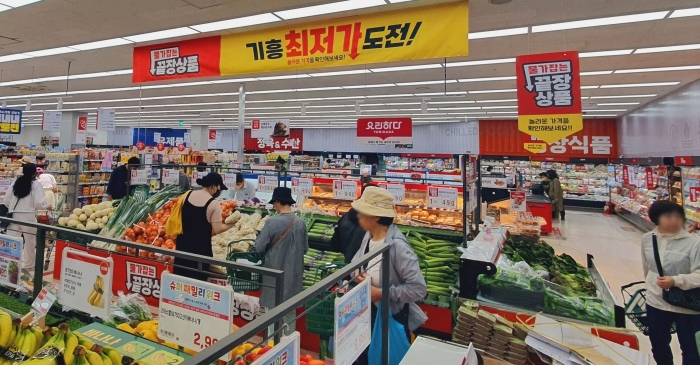 롯데슈퍼 언남점에서 끝장 상품을 구매하는 소비자들. 사진=롯데쇼핑 제공