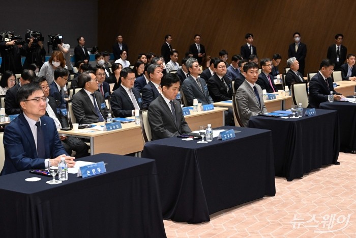 (왼쪽부터)손병두 한국거래소 이사장, 김주현 금융위원회 위원장, 이복현 금융감독원장, 양석조 서울남부지방검찰청 검사장이 23일 오전 서울 여의도 한국거래소에서 열린 불공정거래 근절을 위한 유관기관 합동토론회에 참석해 자리하고 있다. 사진=강민석 기자 kms@newsway.co.kr