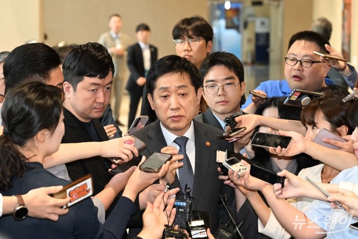 김주현 금융위원회 위원장이 23일 오전 서울 여의도 한국거래소에서 열린 불공정거래 근절을 위한 유관기관 합동토론회를 마친 후 토론장을 나와 취재진의 질문에 답하고 있다. 사진=강민석 기자 kms@newsway.co.kr