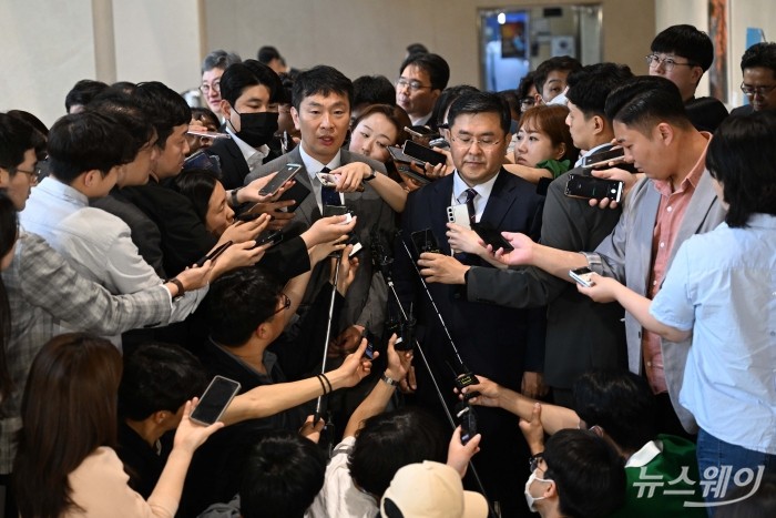 (왼쪽)이복현 금융감독원장이 23일 오전 서울 여의도 한국거래소에서 열린 불공정거래 근절을 위한 유관기관 합동토론회를 마친 후 토론장을 나와 취재진의 질문에 답하고 있다. 사진=강민석 기자 kms@newsway.co.kr