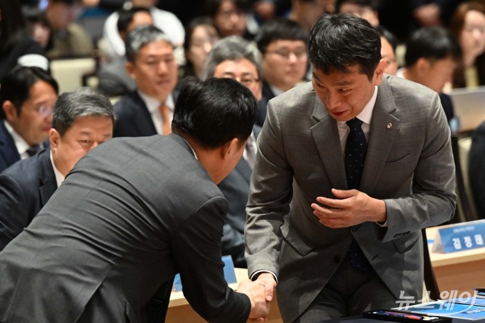 이복현 금융감독원장과 김주현 금융위원회 위원장이 23일 오전 서울 여의도 한국거래소에서 열린 불공정거래 근절을 위한 유관기관 합동토론회에서 악수를 하고 있다. 사진=강민석 기자 kms@newsway.co.kr