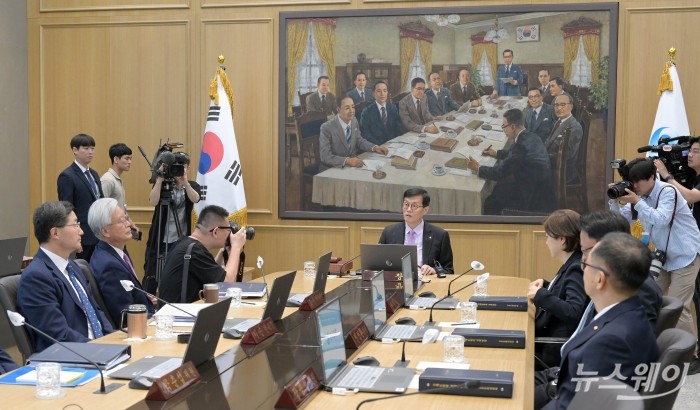 이창용 한국은행 총재가 지난 5월 25일 서울 중구 한국은행에서 열린 금융통화위원회를 주재하고 있다. 이날 열린 금통위는 6년만에 준공된 한국은행 신축 본부에서 처음으로 진행됐다. 2023. 05. 25. 사진공동취재단 사진=사진공동취재단