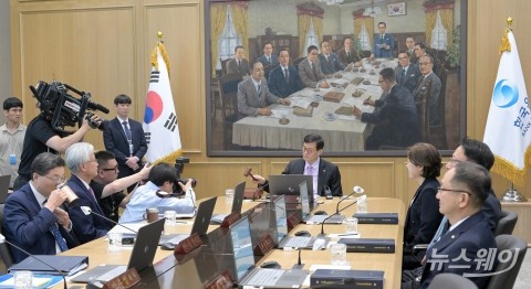 한은, 기준금리 현 수준 3.50% 유지···3연속 동결(1보)