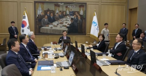 한은, 성장률 낮추고 기준금리 동결···물가‧경기 다 챙긴다(종합)