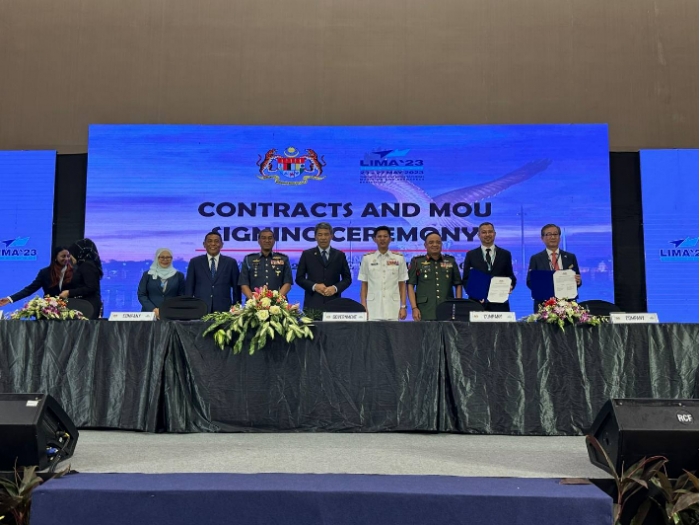 강구영 KAI 사장이 25일 말레이시아 랑카위에서 열린 '리마(LIMA) 2023' 공동서명 행사에서 말레이시아 국방부와 FA-50M 계약 서명을 했다. 사진=KAI 제공
