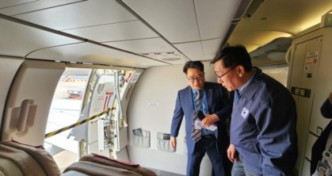 국토부, 아시아나 여객기 개문사고 현장조사···안전감독관 급파