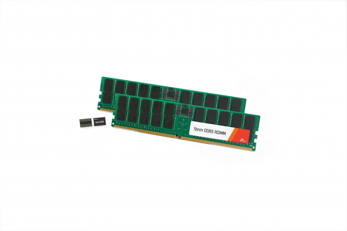 SK하이닉스 1b DDR5 서버용 64기가바이트 D램 모듈과 1b DDR5 16기가비트 단품(왼쪽 하단). 사진=SK하이닉스 제공
