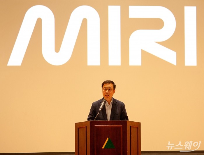 조재천 현대엘리베이터 대표이사가 1일 충주 본사에서 '미리(MIRI)' 론칭 발표를 하고 있다. 사진=현대엘리베이터 제공