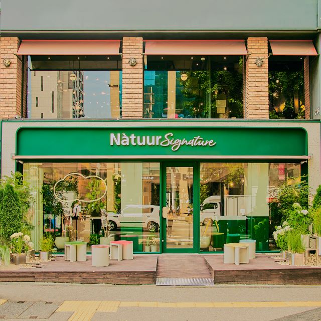 '나뚜루시그니처 서울대입구역점'은 식물 편집숍과 협업해 매장을 구성했다. 사진=롯데웰푸드 제공