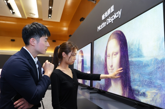 삼성전자가 중국 베이징에서 '2023 중국 테크 세미나'를 개최해 참석자들이 TV 신제품 기술을 체험하고 있다. 사진=삼성전자 제공