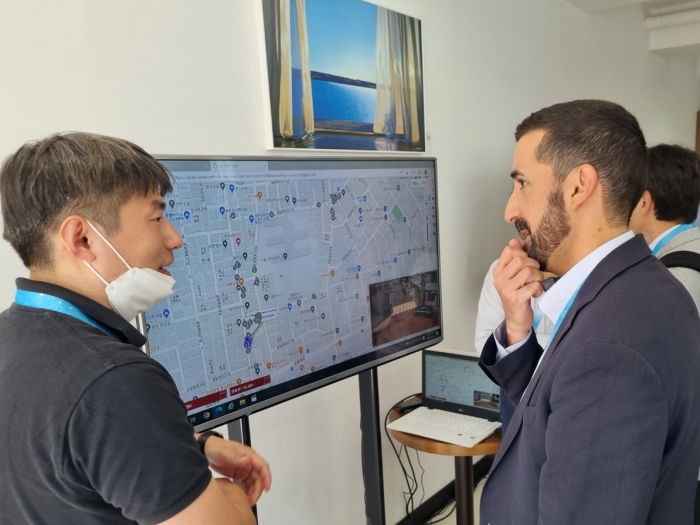 LG전자 관계자(왼쪽)가 글로벌 차량통신 연합체 5GAA(5G Automotive Association) 관계자에게 자율주행 기술 기반 교통안전 솔루션 Soft V2X 앱을 소개하고 있다. 사진=LG전자 제공