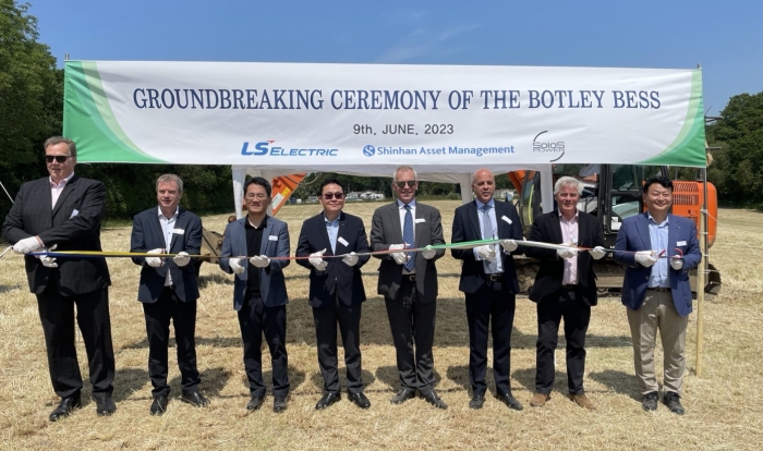 LS일렉트릭은 지난 9일(현지시간) 영국 보틀리 ESS 구축 사업 착공식을 개최했다. 사진은 이날 행사에서 김종우 LS일렉트릭 사장(왼쪽 네번째) 등 사업 관계자들이 기념촬영을 하고 있는 모습. 사진=LS일렉트릭 제공
