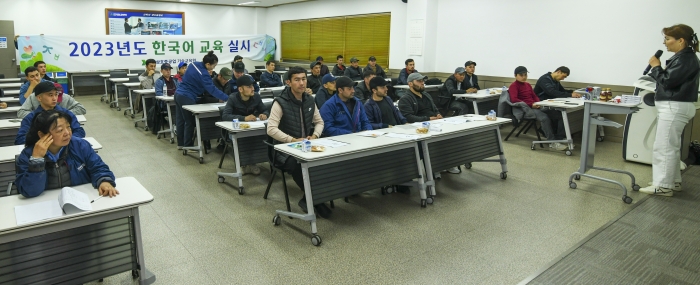 현대삼호중공업이 6월 한 달을 '외국인의 달'로 정하고 안전 문화 캠페인을 진행한다. 사진은 지난 4월 진행한 외국인 대상 한국어 교실 운영 모습. 사진=현대삼호중공업 제공