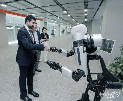 UAE 사우드 왕자, 네이버 방문···글로벌 AI 모델 신호탄될까