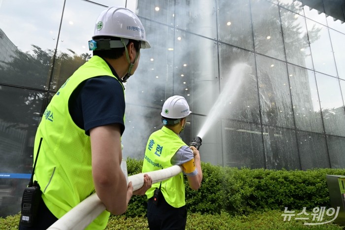 재난대응 화재 대비 비상 모의훈련이 12일 오후 서울 마포구 우리금융상암센터에서 열린 가운데 소방대원들이 화재 진압을 하고 있다. 사진=강민석 기자 kms@newsway.co.kr