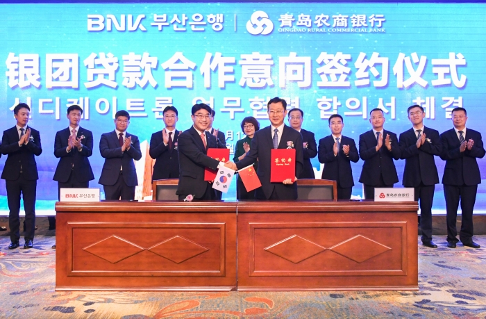 BNK부산은행이 12일 중국 칭다오농상은행과 전략적 업무협약을 체결했다. (왼쪽부터)방성빈 부산은행장과 우풍성 칭다오농상은행장 사진=BNK부산은행 제공