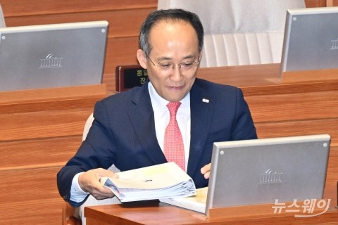 대정부질문 자료 살펴보는 추경호 부총리