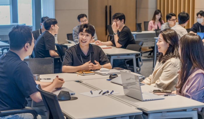 LG화학 임직원들이 '제1회 커리어 위크(Career Week)' 경력개발 워크숍에 참석해 개인 경력개발 방안에 대해 논의하고 있다. 사진=LG화학 제공