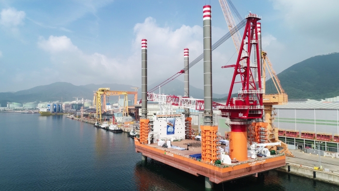 국내 최초의 해상풍력 전용 설치선 '현대프론티어호'가 정부 국책과제로 선정된 지 6년 만에 1만4000톤급 초대형 선박의 위용을 갖추고 출항에 나섰다. 사진= 현대건설 제공