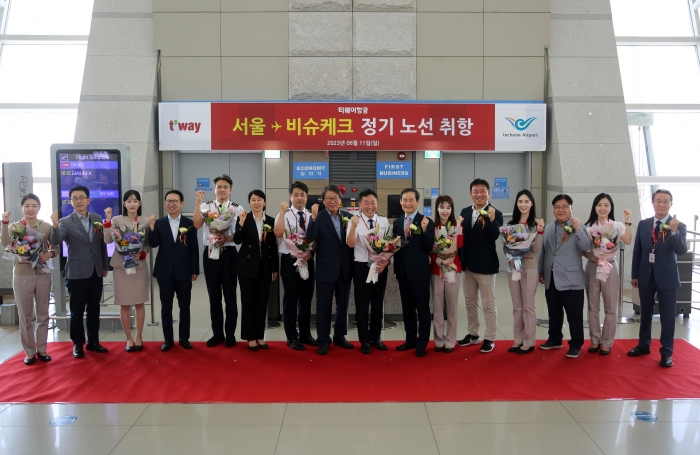 지난 11일 인천국제공항 티웨이항공 탑승 게이트에서 임직원 및 관계자들이 참석한 가운데 인천-비슈케크 신규 취항을 기념하는 행사를 진행하고 있다. 사진=티웨이항공 제공