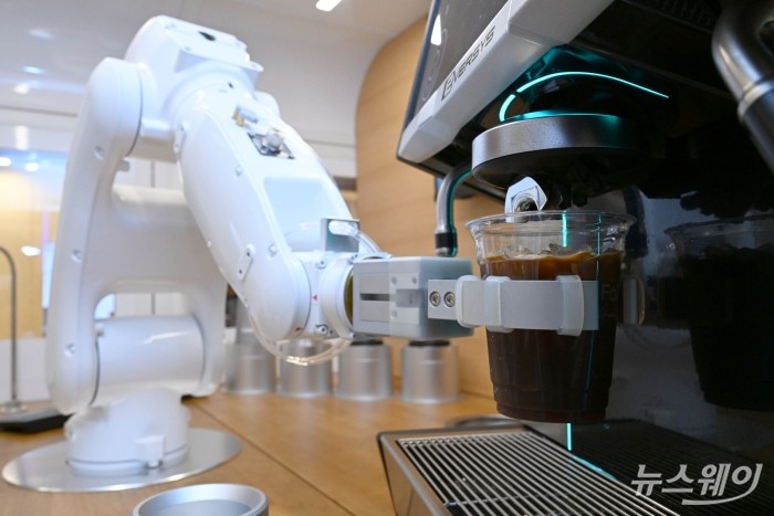 2023 코리아호텔쇼가 14일 오후 서울 강남구 코엑스에서 열리고 있는 가운데 바리스타 로봇이 커피 제조 과정을 시연하고 있다. 사진=강민석 기자 kms@newsway.co.kr