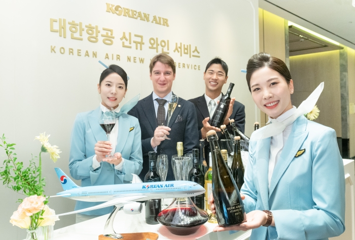 마크 알머트(왼쪽 두 번째) 와 대한항공 객실 승무원들이 지난해 10월 13일 서울 포시즌스 호텔에서 신규 기내 와인 서비스를 선보이고 있다. 사진=대한항공 제공