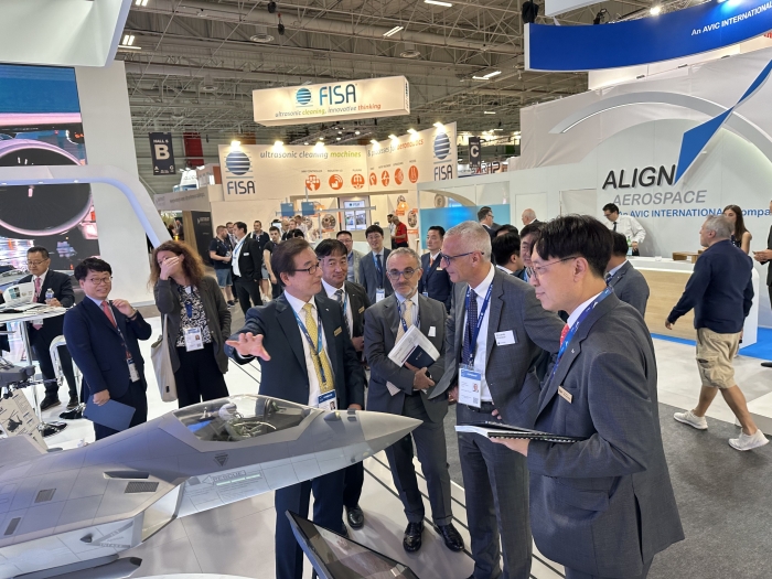 강구영 KAI 사장(왼쪽 첫번째)이 Riccardo Procacci GE Avio CEO(오른쪽 두번째)에게 KF-21을 소개하고 있다. 사진=KAI 제공