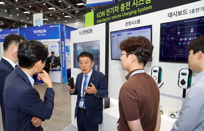 김장현 한전KDN 사장이 KDN 전기차 충전시스템을 설명하고 있다. 사진=한전KDN 제공