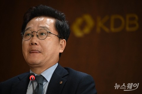 강석훈 &quot;HMM 연내 새 주인 찾을 것···영구채 처분 등 고민 중&quot;